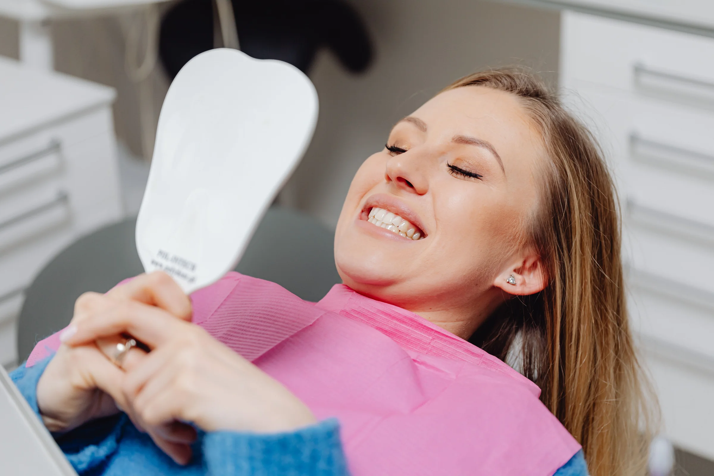 Patiente souriante dans un fauteuil dentaire — photographie d’illustration