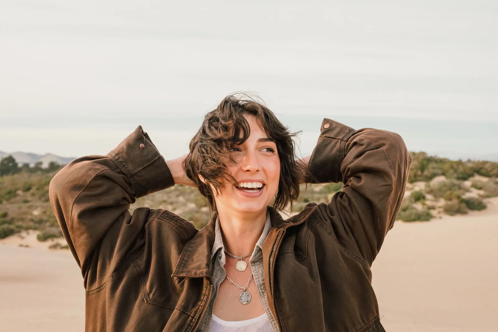Femme souriante en bord de mer — photographie d’illustration